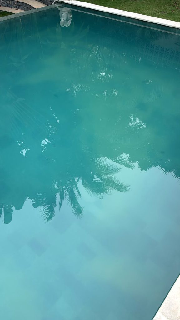 Foto kolam renang di Bintan setelah dilakukan jasa pembersihan oleh Aquatic Indonesia